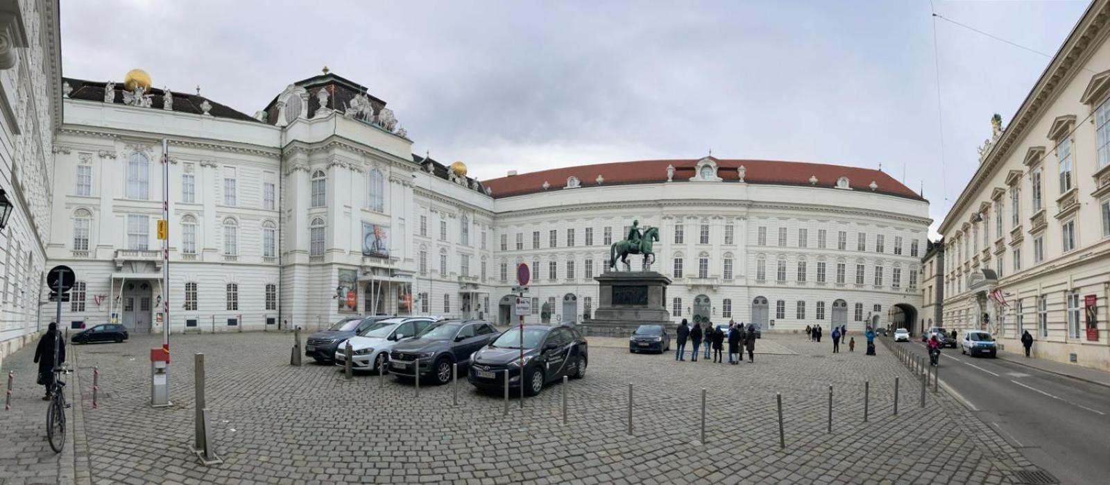 Sissi In Center Of * Vienna